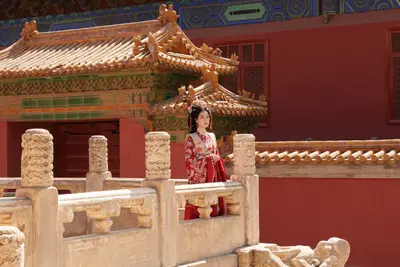 倚着石栏，再多记住一点这天的光