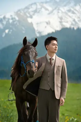 牵着马，又多看了一会儿山