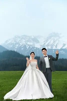 向镜头，也向以后的日子招招手