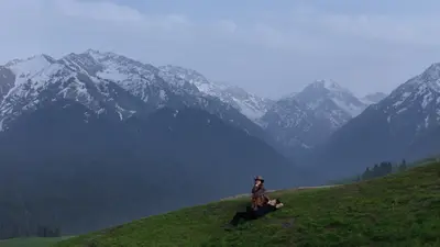 天慢慢暗了，我们还不想离开